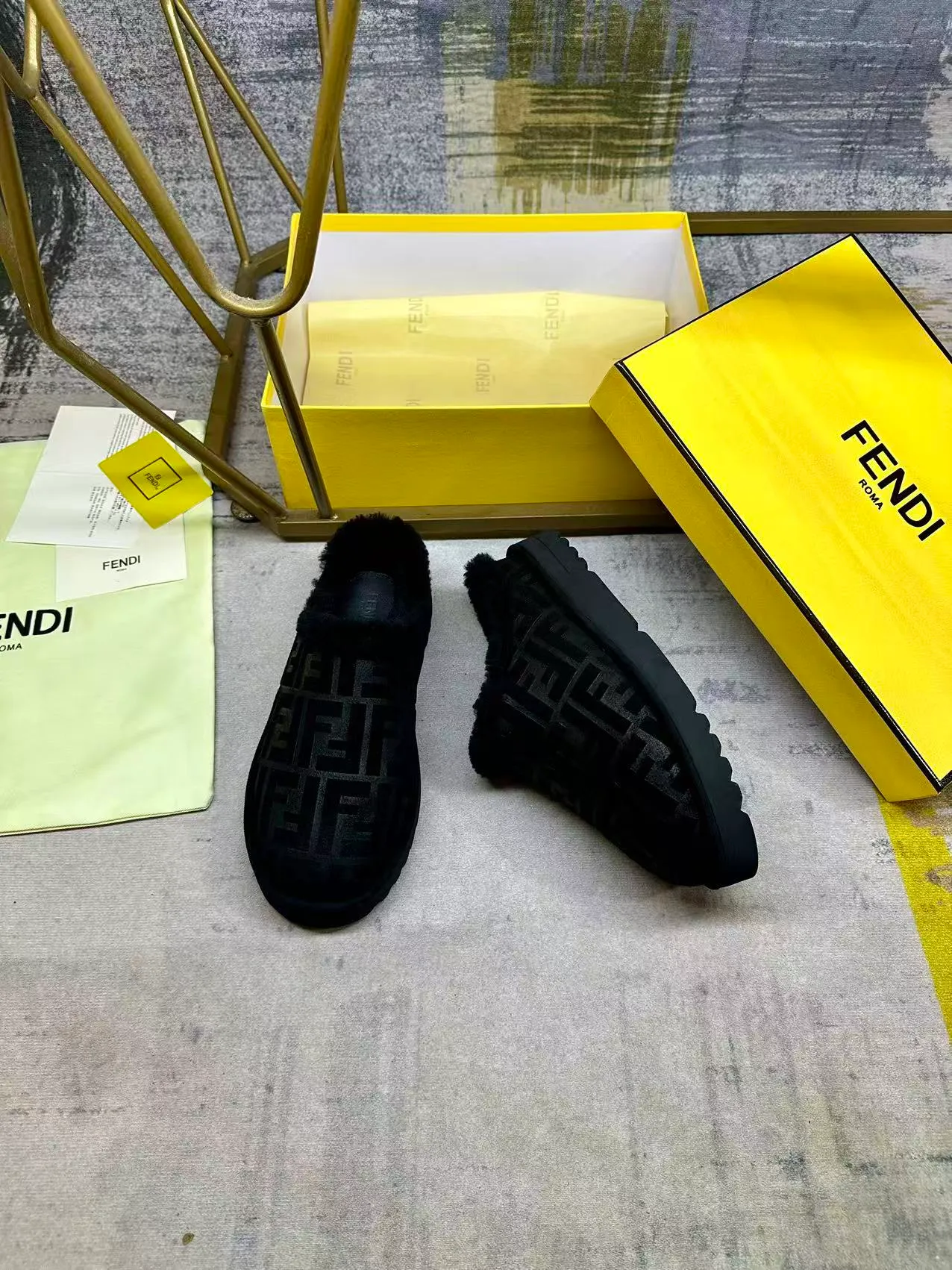 p518🐮🐮FENDI’s latest round-toe flat-soled half-cup shoes for men and women. It is made of black suede material and embossed with the same color FF pattern. Tonal shearling lining. Women’s sizes 35-40, men’s sizes 39-45